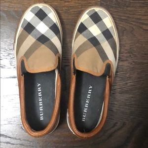 Classic Burberry sneakers  w duster bags